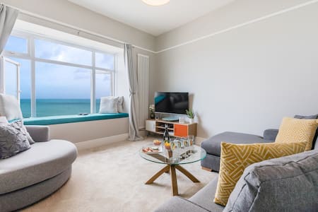 Harbour Views, 100m from the beach!