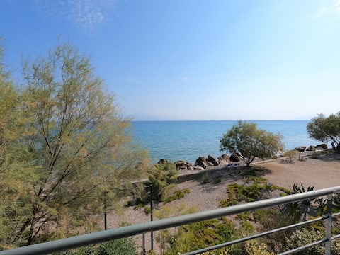 Top Airbnb: ★ Lovely family house by the sea ★ in δήμος ξυλοκάστρου ευρωστίνης