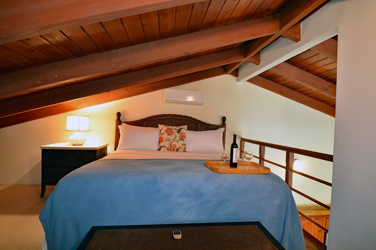 ห้องนอนที่สาม (พร้อมเตียงคิงไซส์) ในห้องใต้หลังคาที่มีหลังคาบางส่วนสังเกตความสูงของเพดาน