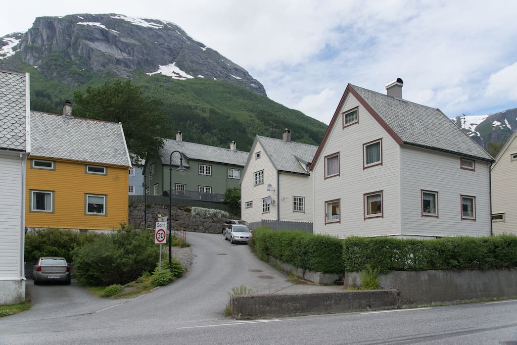This is how you see the house from the main street. So sieht man das Haus von der Hauptstrasse aus.