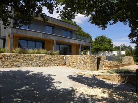 VAR- Beautiful contemporary villa with pool