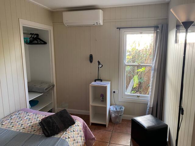 7. Small Room / Single Bed / Desk in Family Home