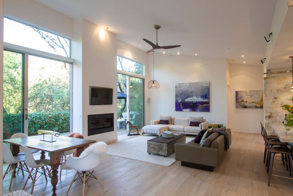 Large Living room with 15"ceiling opens to large deck.