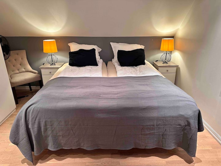 La cama en el dormitorio principal tiene un control remoto y una parte trasera ajustable, lo que la hace muy cómoda si quieres sentarte y leer un libro, por ejemplo.