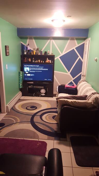 Shared living room SPACE. Kick back relax nice space for a quick STAY. Tourist WELCOME.