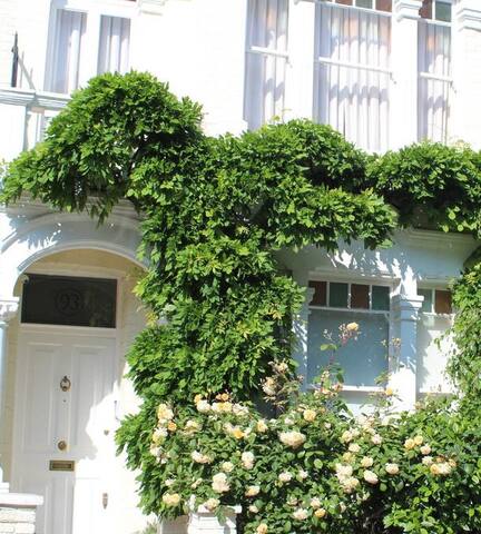 London – Zone 2 Clapham – 5 Bed House & Annex