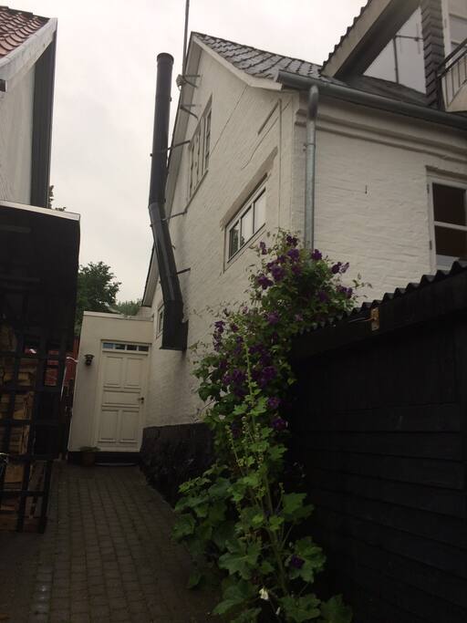 Hoveddøren - men huset set lidt bagfra.