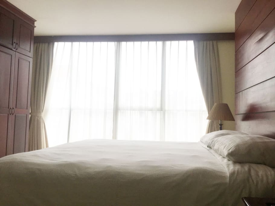Master bedroom, king size bed