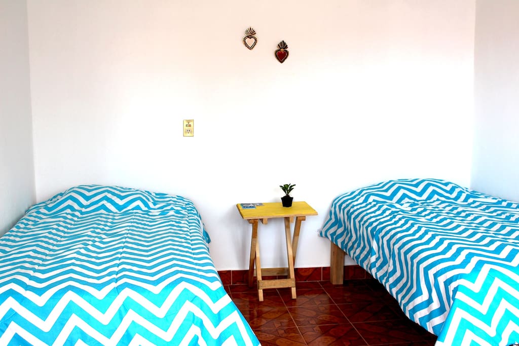 Habitación con dos camas súper limpias y cómodas / Room with 2 single bed, clean and comfortable.