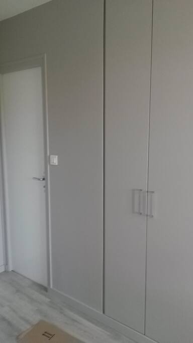 Entrée avec placard-penderie