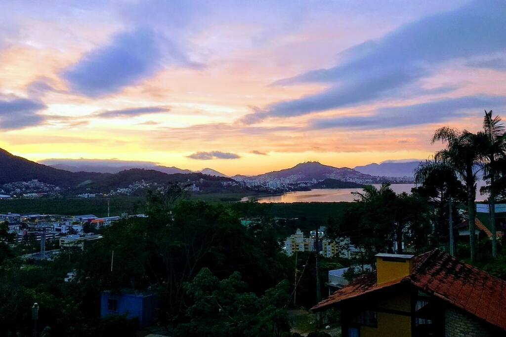 Amanhecendo na janela do quarto do casal.