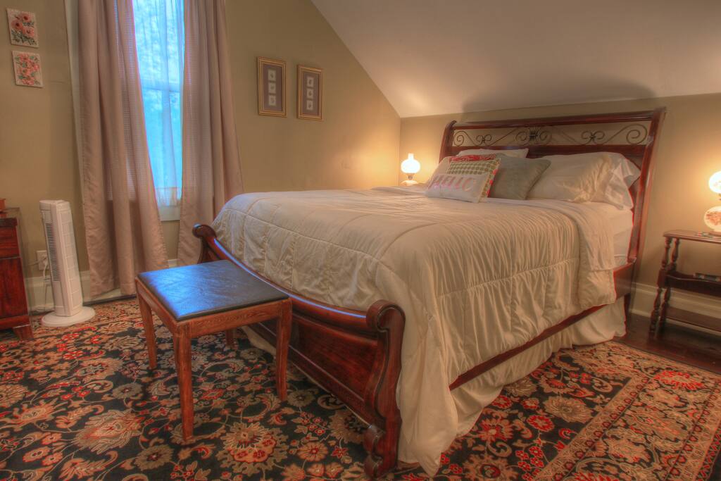 Upstairs bedroom-queen bed