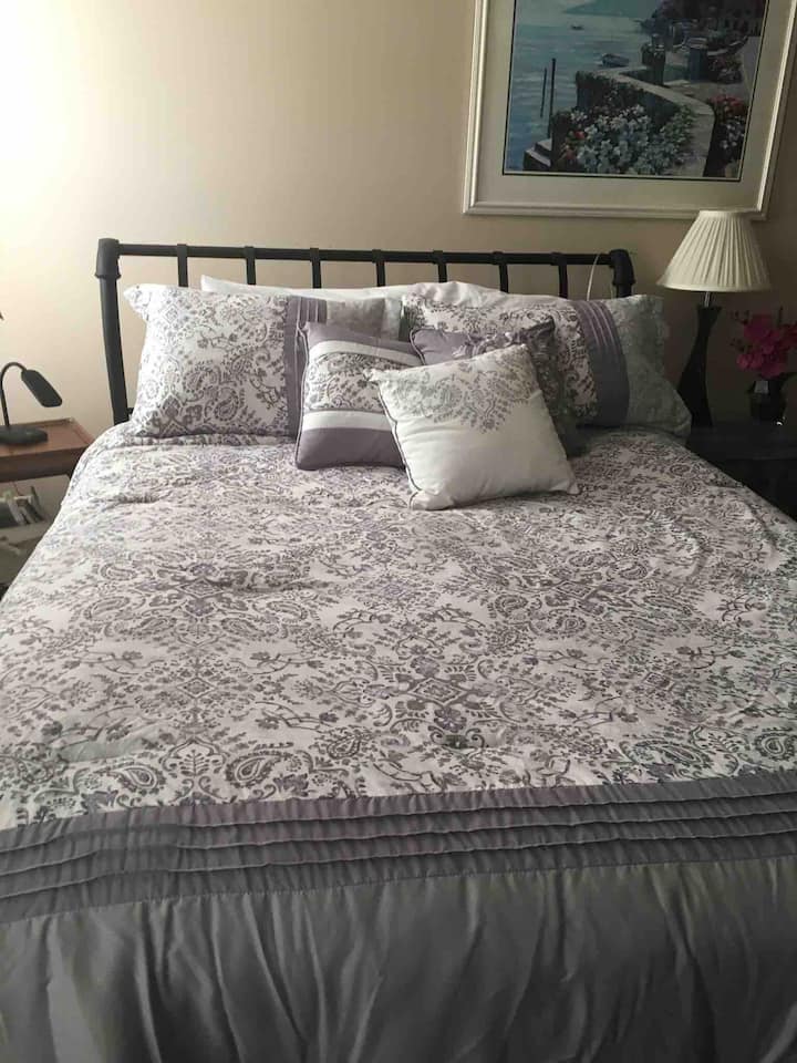 Priestranná hlavná spálňa s menšou manželskou posteľou 
 súkromná kúpeľňa s vaňou a sprchovacím kútom 