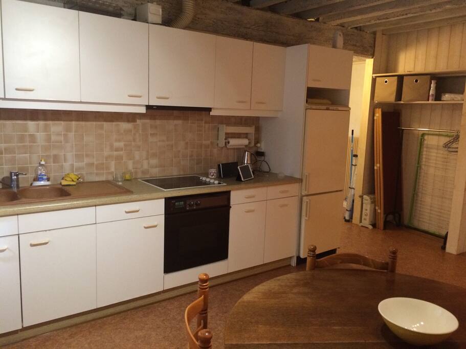 Un pièce qui fait cuisine et chambre
