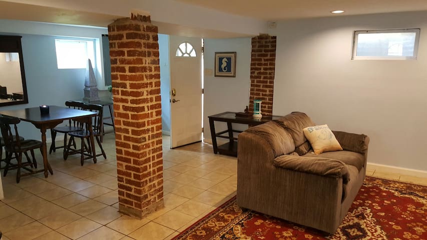 “Lighthouse" - A pet friendly basement apartment