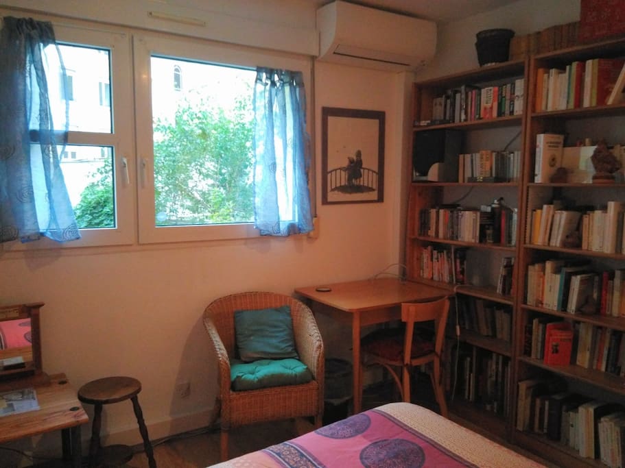 Une chambre garnie de livres, connexion filaire et wifi