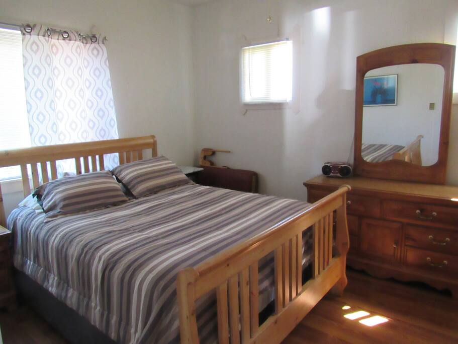 Great queen size bed with extra bedding
