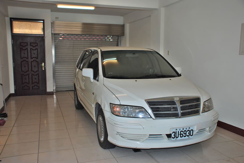 若您是自駕遊,1樓車庫,可停 2 部車
Garage for 2 cars