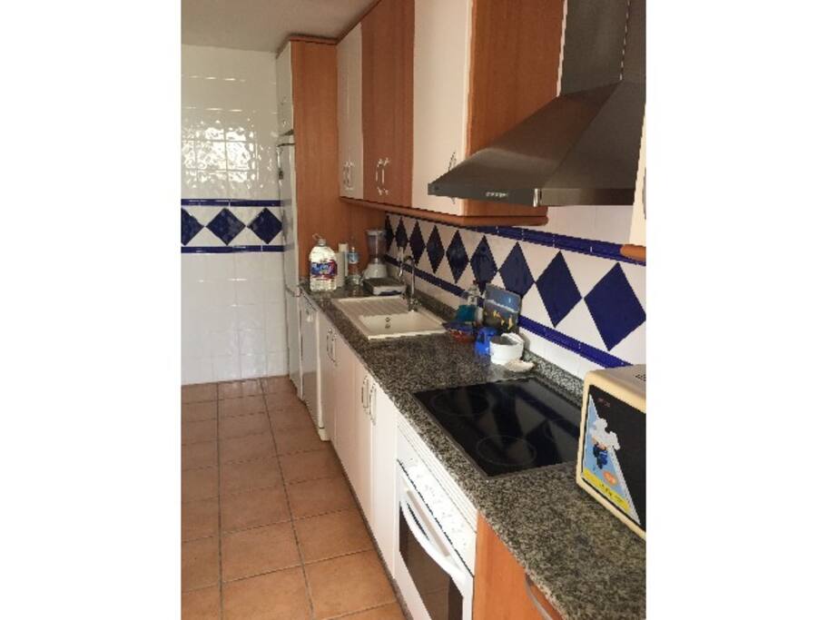 Cocina independiente con menaje, lavavajillas, horno, microondas, etc