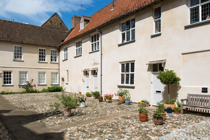 Airy Double, Own Bathroom in Grade 1 Listed House