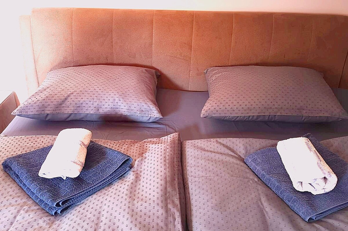 Spálňa č.1

Posteľ pre dve osoby s rozmermi 180 x 200 cm.
Očarujúca izba s dreveným lúčom a starým nábytkom, ktorý dodáva izbe útulnú atmosféru.

V izbe je tiež písací stôl, ktorý je pohodlný na prácu s programami. 