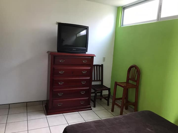 Უჯრა და ტელევიზორი მწვანე ოთახში