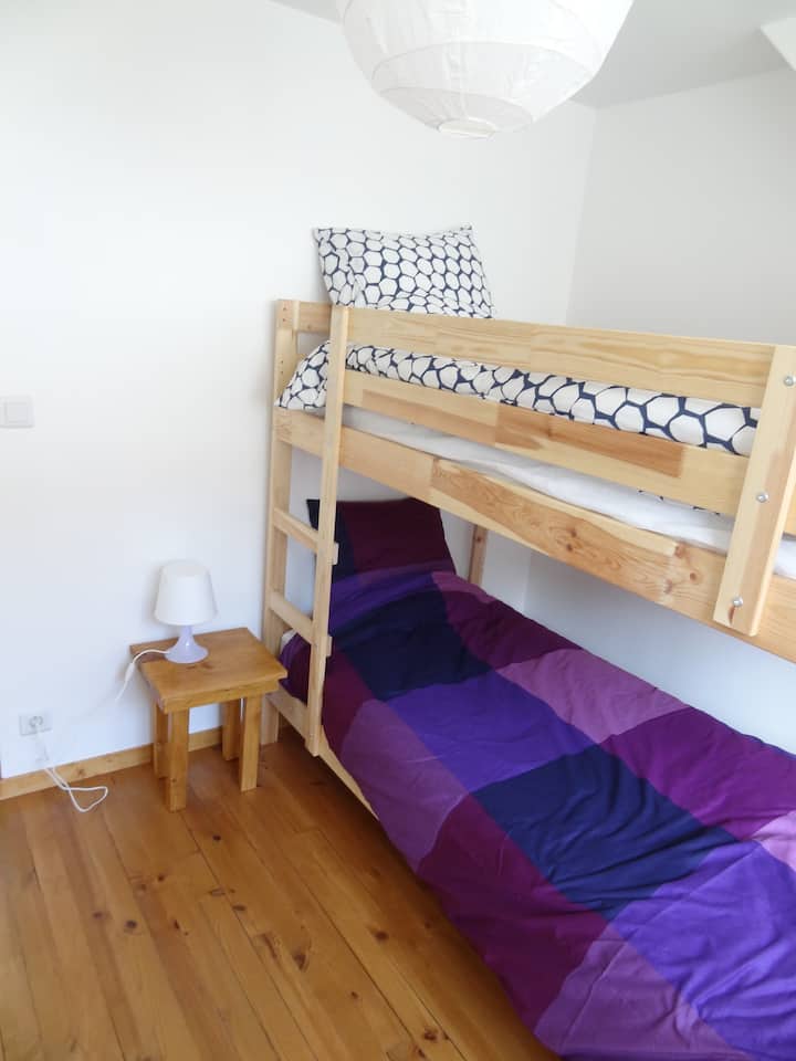 เตียงสองชั้น (90 x 200) ในห้องนอนบนชั้น 2