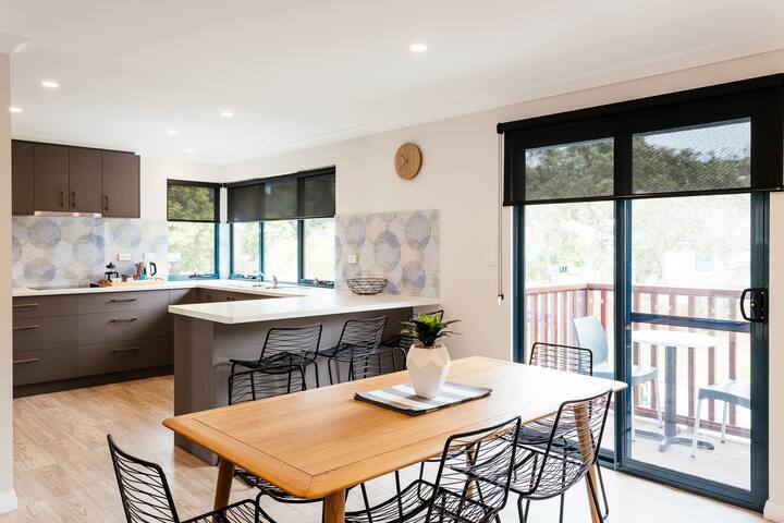 Dolphin Lodge – 3 Bedroom King Bed spa fully self contained gallery image 3