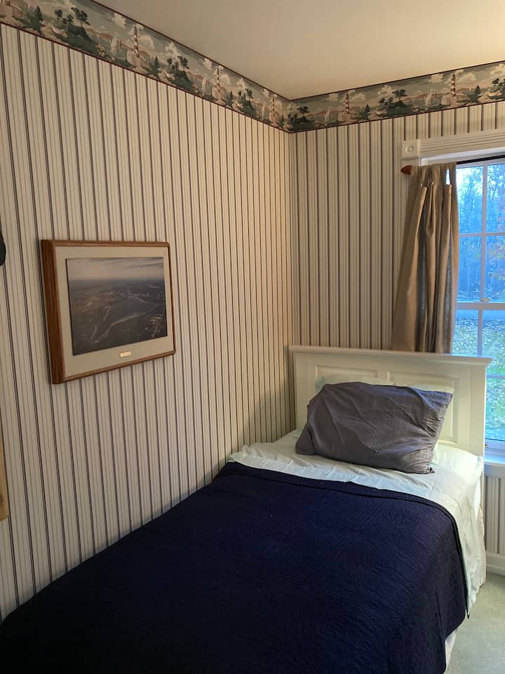 Dhomë gjumi kryesore (e nivelit të mesëm) me krevate dopio dhe tek. 