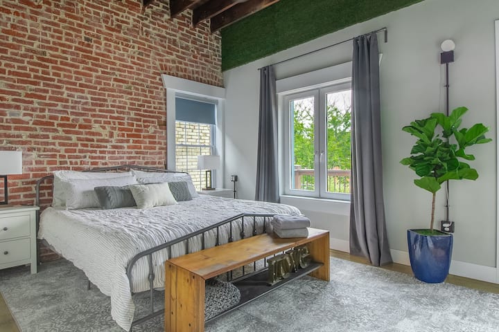 Hlavná spálňa s úžasným prírodným svetlom popoludní a super vysokými stropmi