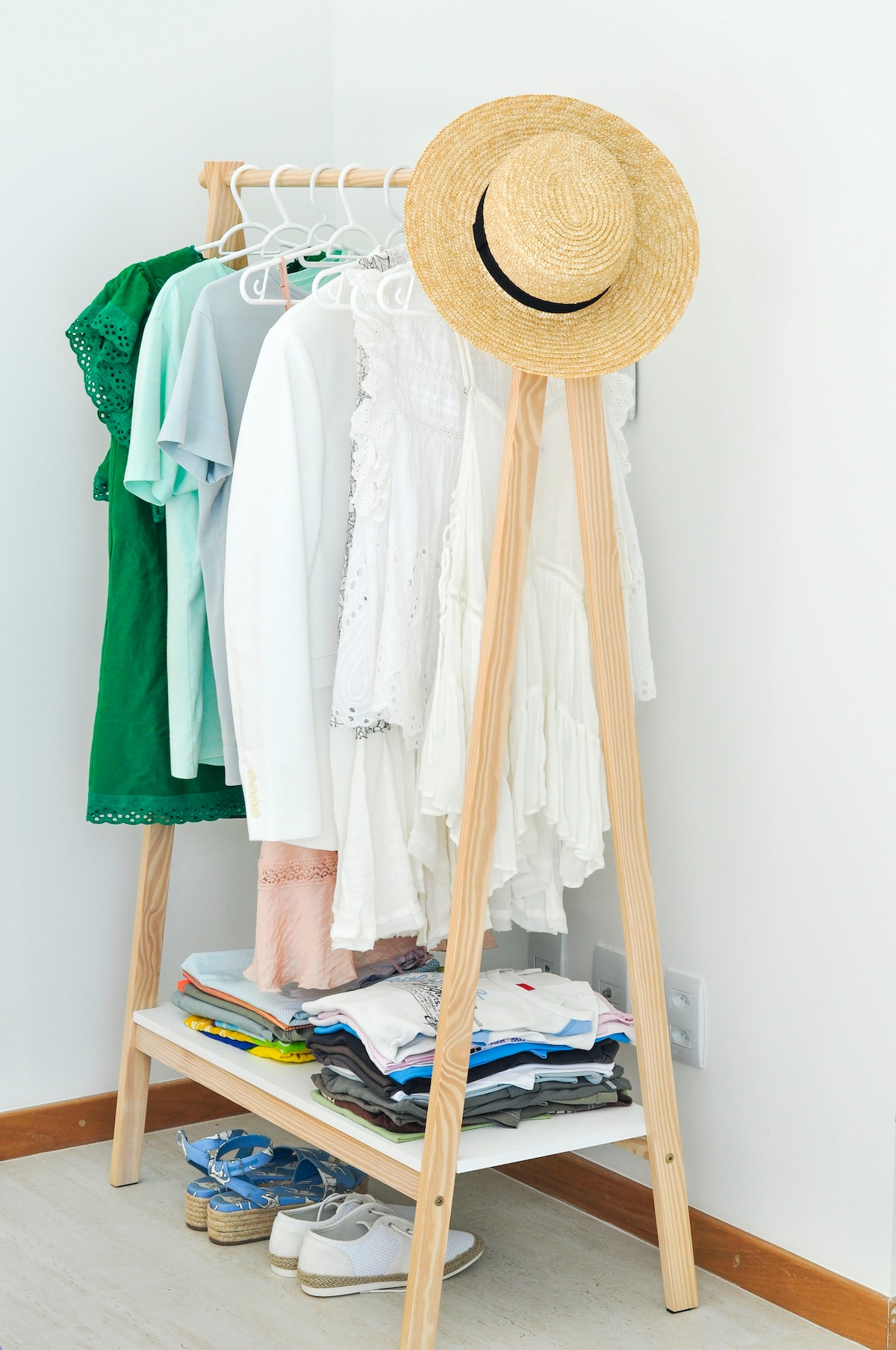 تحتوي جميع الغرف على رف واحد