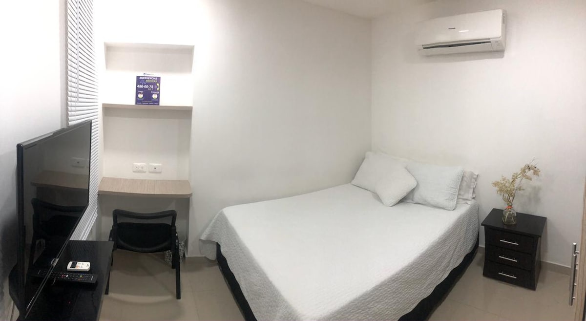 Kamer #1 met tv , airconditioning, kast, tafel en bureau voor werk