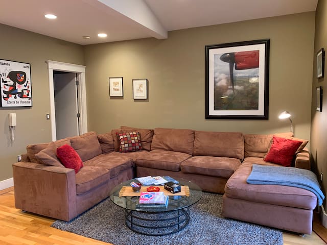 Huge 4BR/4BA Modern Mission Home with Deck & Yard gallery image 3