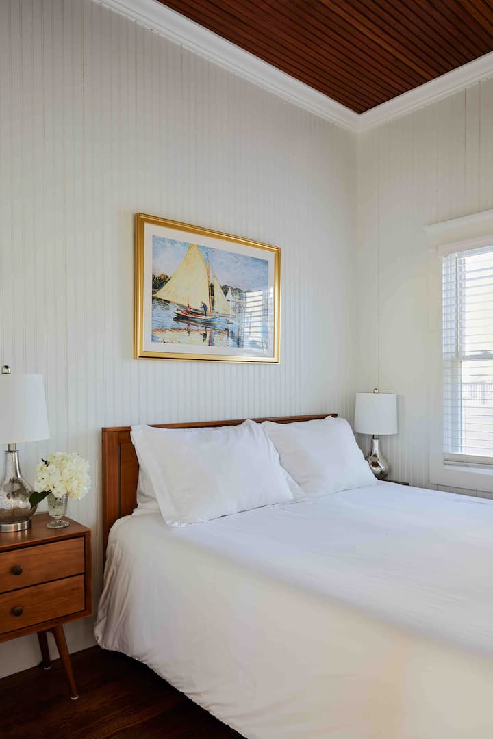 1 z 3 spální. Dve spálne majú matrace z pamäťovej peny s manželskou posteľou a tretia spálňa má 2 samostatné postele.