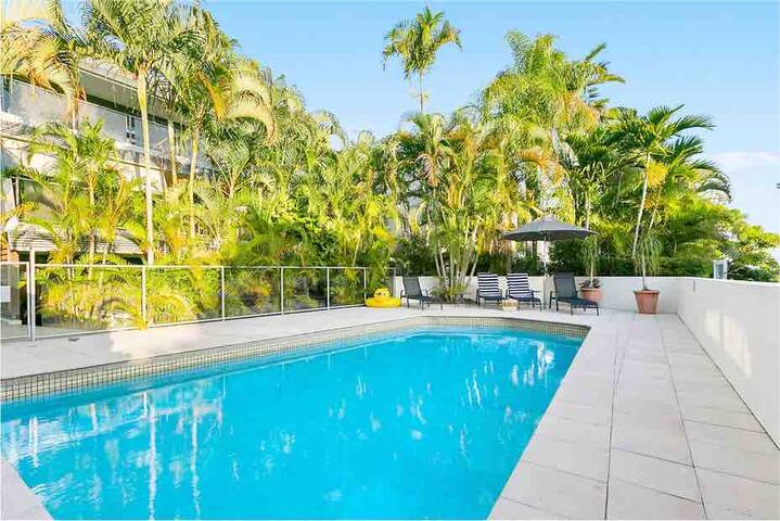 Chic HEART OF NOOSA steps to Beach &Hasting's st
