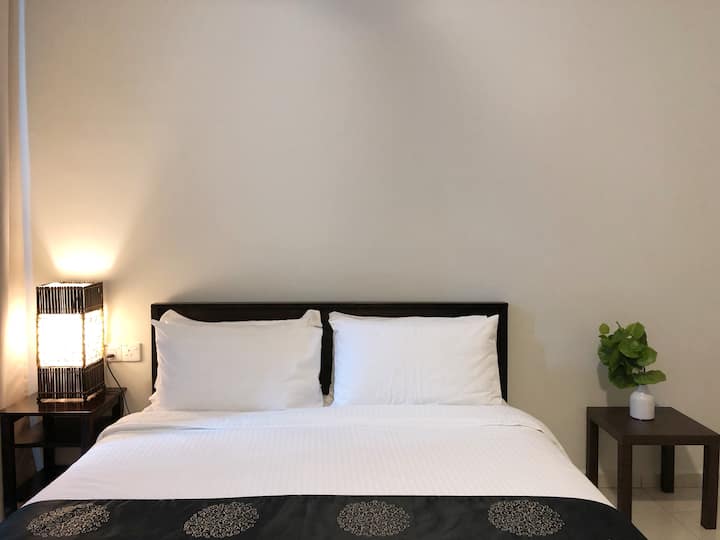 Dormitorio doble tamaño queen.