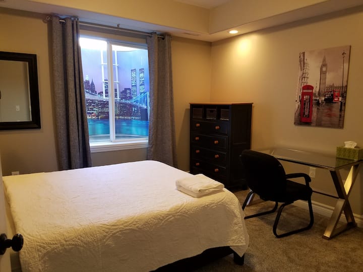 We noemen dit de stadskamer. Dit is een mooie kamer met een traagschuimmatras queensize bed, een bureau, een dressoir en een kast.