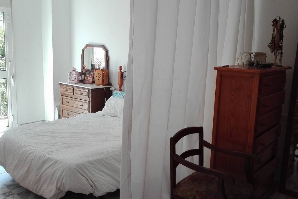 Habitación muy luminosa, orientada al sur, con balcón y muy amplia.