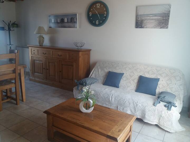 Sebule iliyo na kitanda cha sofa 