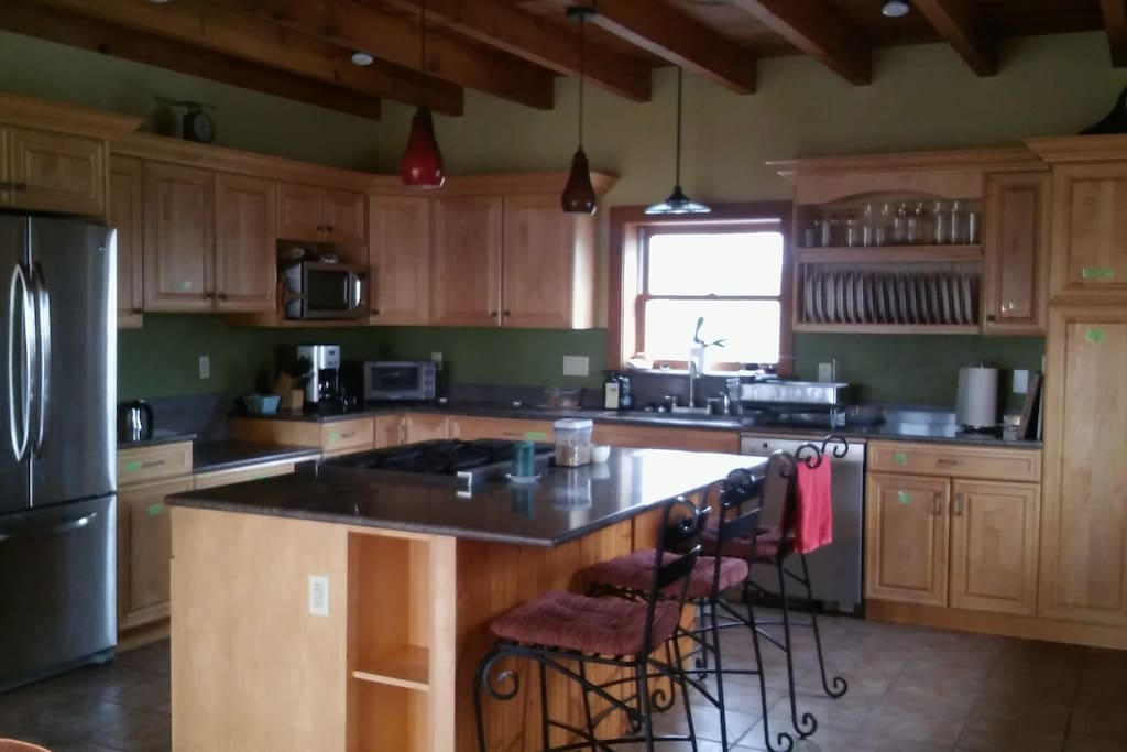 Kitchen: 6 Burner Stove, Oven, Dishwasher, Cookware, Toaster Oven, Microwave, & Coffee Maker