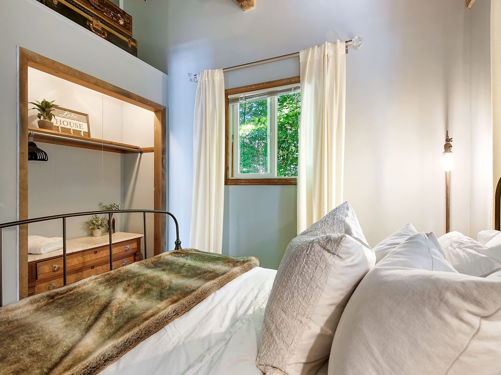 Habitación del lago: acogedora con una cama completa y techos abovedados, ubicada arriba.