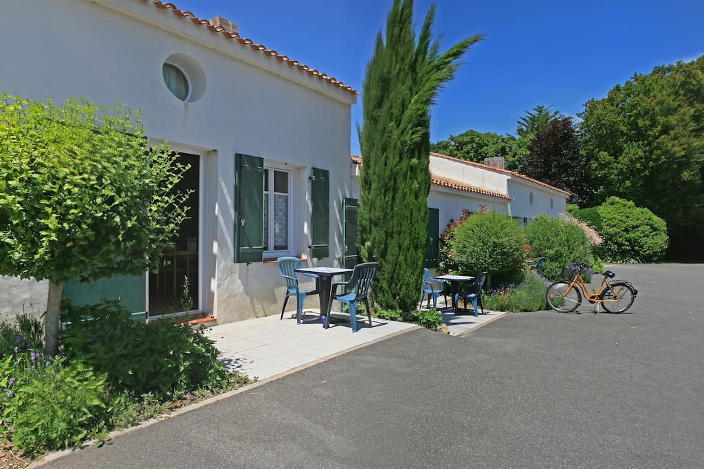 Chambre privative en rez de jardin avec petite terrasse.