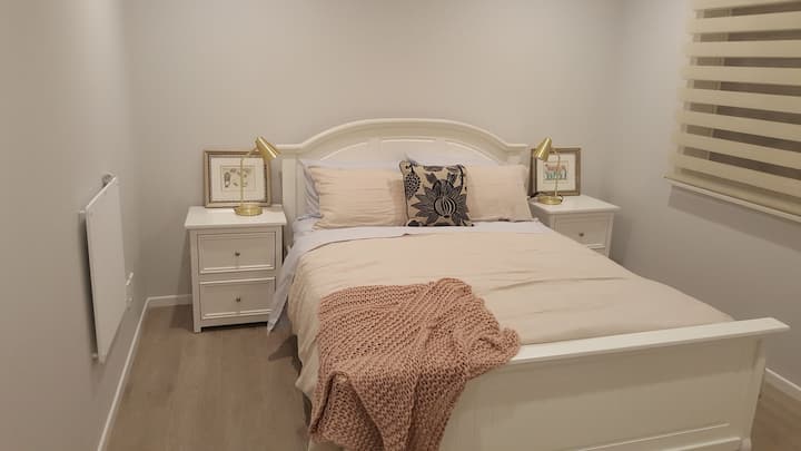 Kráľovská posteľ v prvej spálni.