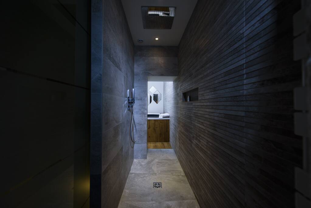 Testez une douche italienne entièrement encastrée comme sous la pluie