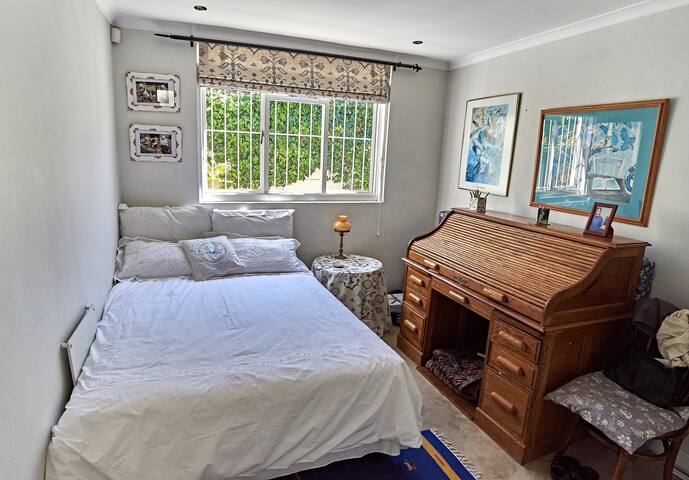 Comfortable and stylish Claremont Cottage gallery image 4