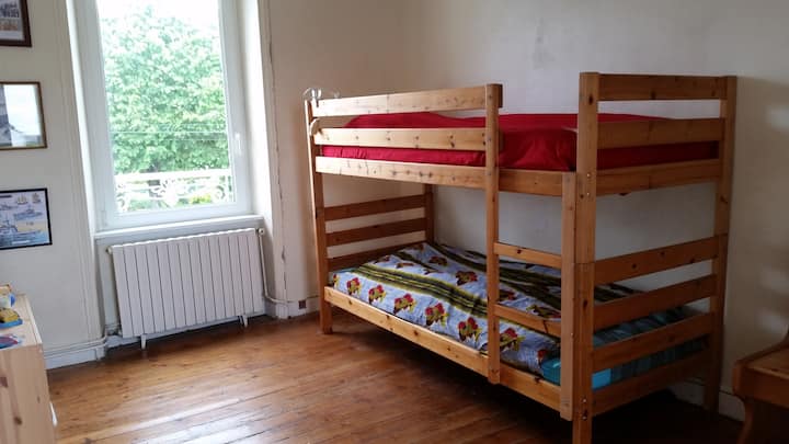 غرفة نوم ثالثة، مع سرير مستقر للغاية.