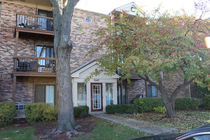 Arlington Heights Condo - 20 minutes to O'Hare