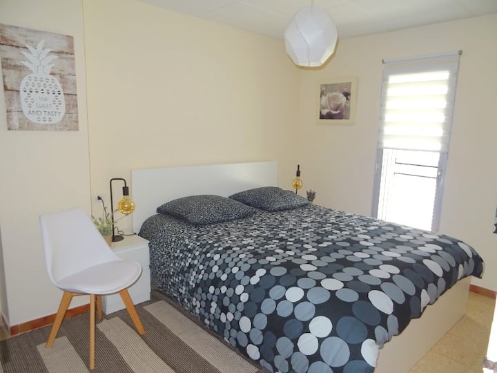 ห้องนอนตกแต่งอย่างมีรสนิยมเตียงคู่และตู้เสื้อผ้าขนาดใหญ่พร้อมที่เก็บของมากมาย 