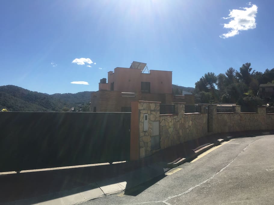 Urbanización tranquila, con grandes vistas a la montaña y vecinal. Muy cerca de la localidad de Sant Andreu de la Barca y Martorell, con comercios.