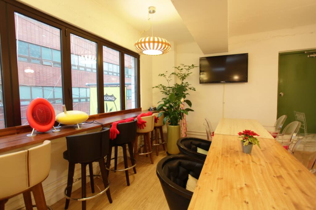Lobby lounge and dining table 1